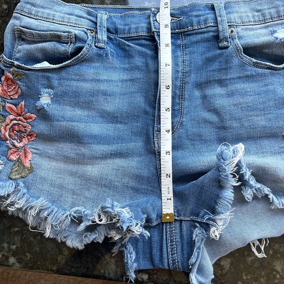 Mudd High Rise Shortie Flx Stretch embroidered floral Jean shorts. EUC. Festival - Picture 6 of 10